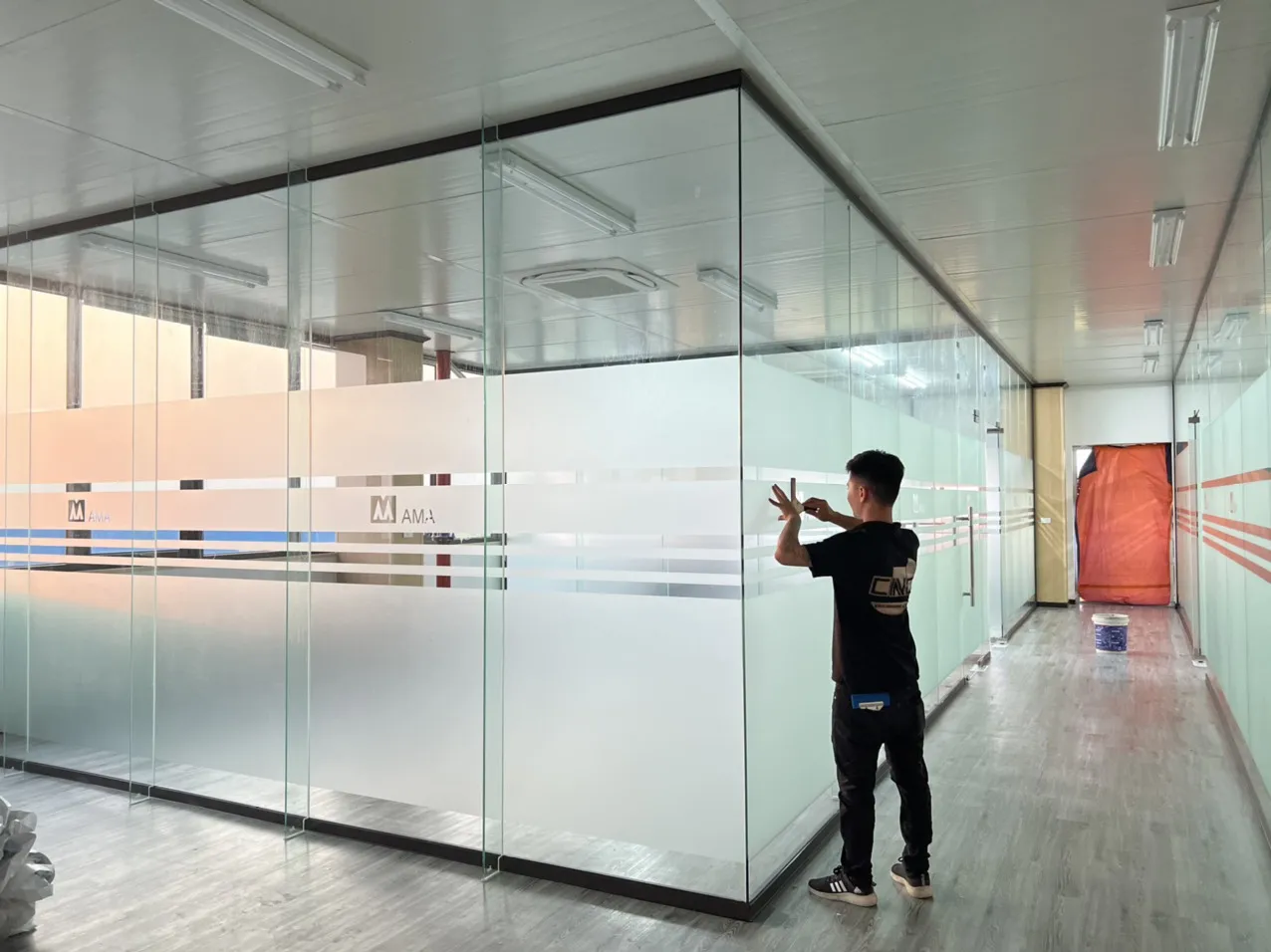 Thi công dán decal kính tại VU DECAL Đà Nẵng