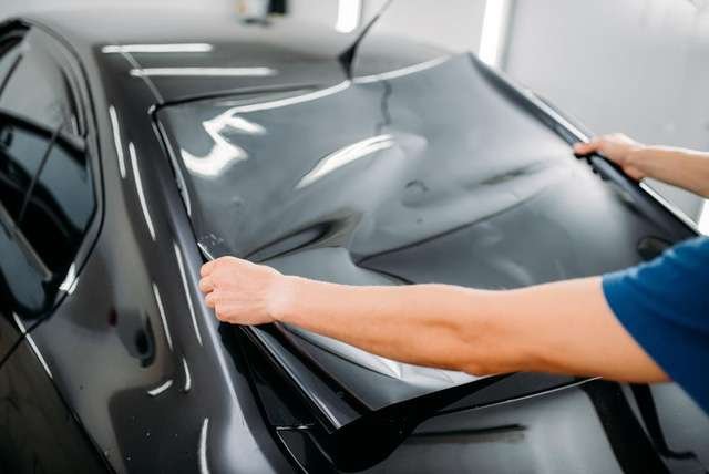 Căn chỉnh phim cách nhiệt kính hậu ô tô